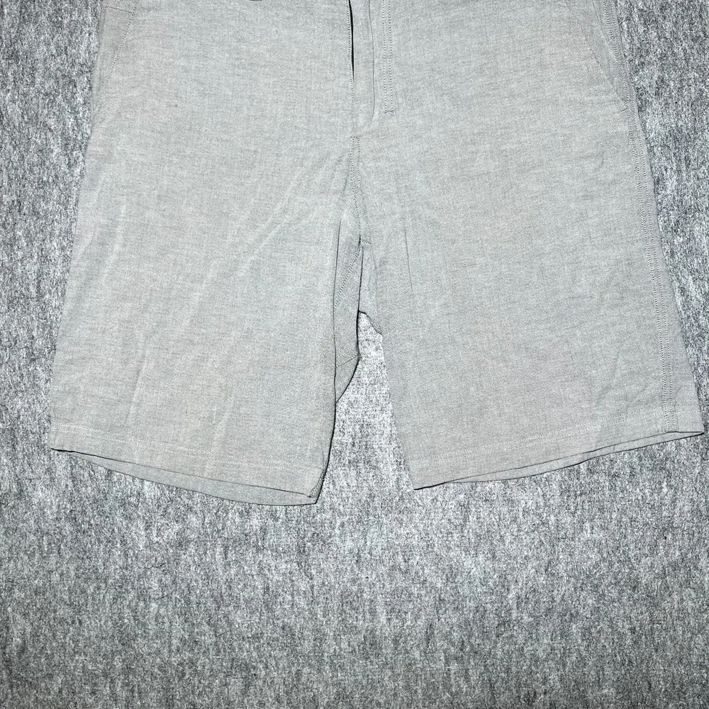 Lululemon Commission Shorts Men 38 x 11 Light Gray Chino Casual Summer Logo